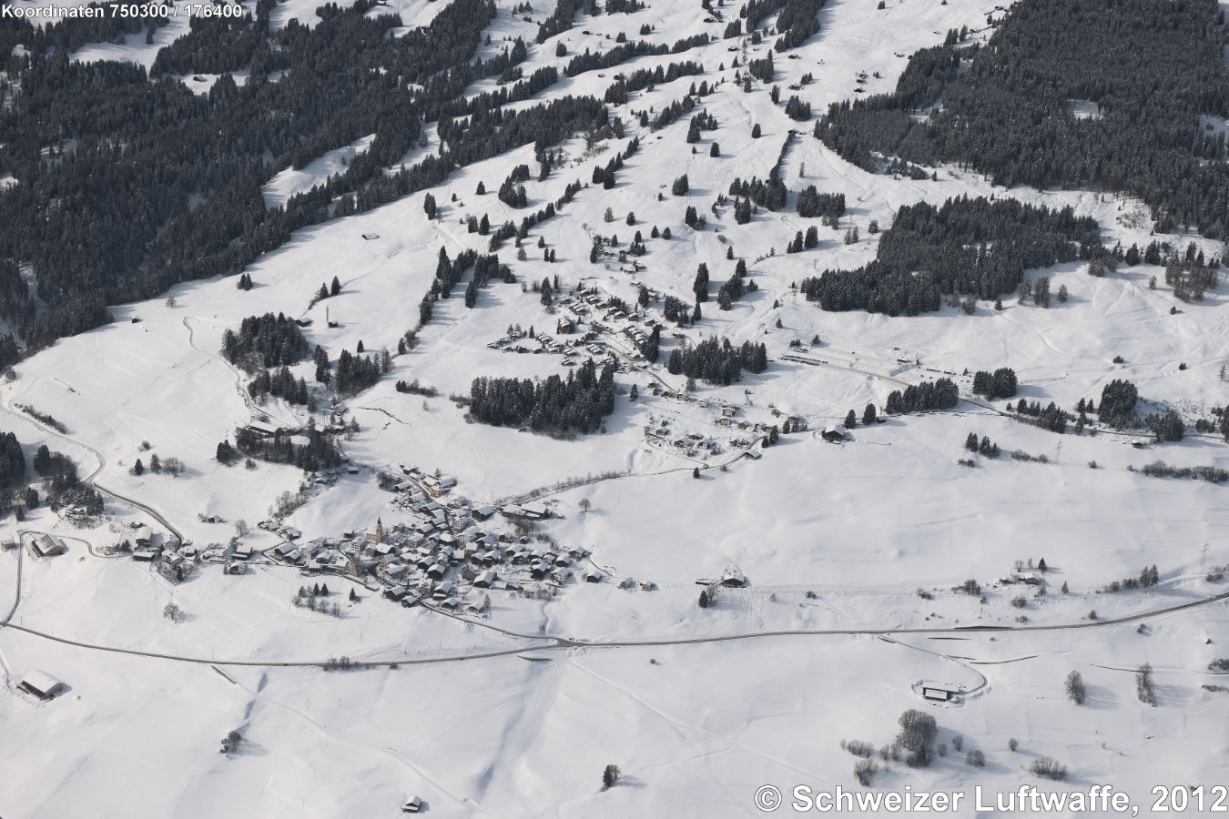 Sarn, Blick westtwärts (Position 2'750'687.29, 1'176'162.79). In der Mitte: Sarn-Lescha mit Skianlagen nach Dultschegnas auf 1712 m.ü.M.